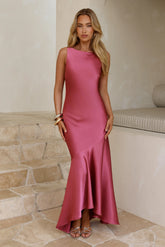 Robe longue en satin Bespoke Beauty coloris baie