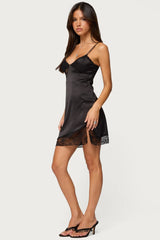 Robe mini asymétrique effet satiné en dentelle