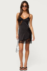 Robe mini asymétrique effet satiné en dentelle