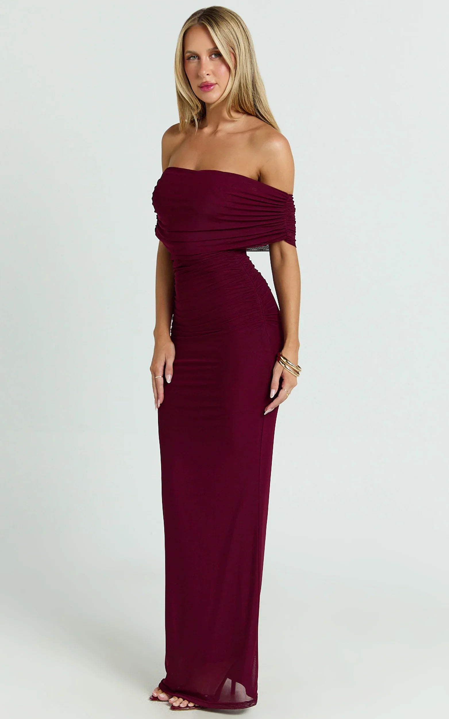 Caterina Maxi - Robe en maille froncée à épaules dénudées couleur bordeaux