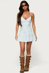 Robe courte à volants étagés et rayures